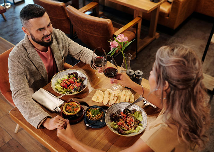 Guy Doesn't Understand Why Date Got Upset He Ate Without Her, The Internet Doesn’t Hold Back Guy Doesn't Understand Why Date Got Upset He Ate Without Her, The Internet Doesn’t Hold Back