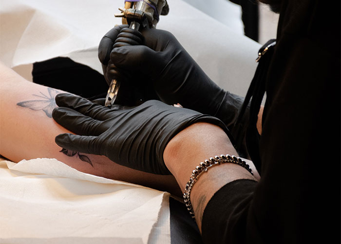 Man Gets Called Out For Telling His Friend The True Meaning Of Her “Chinese” Tattoo Man Gets Called Out For Telling His Friend The True Meaning Of Her “Chinese” Tattoo