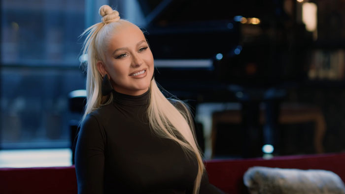 Perfect your performance with this singing course led by grammy winner Christina Aguilera! Gain the knowledge about stage presence, vocal techniques and find your unique style - all at your own pace!