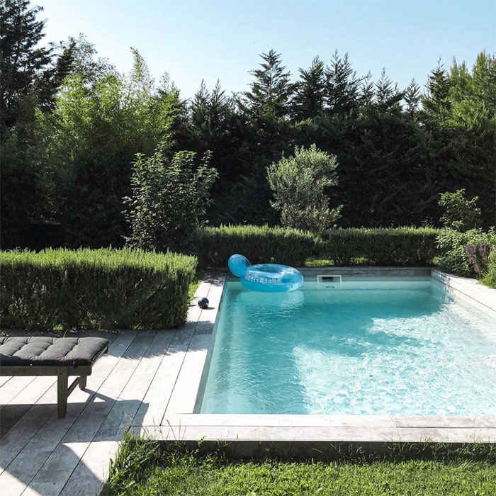 Plunge pool in the corner of the yard Plunge pool in the corner of the yard