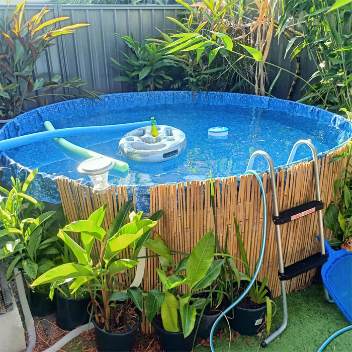 Above-ground plunge pool with plants Above-ground plunge pool with plants