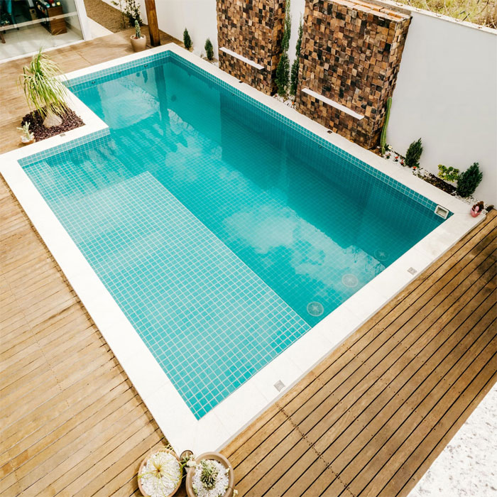 Deck plunge pool with plants around