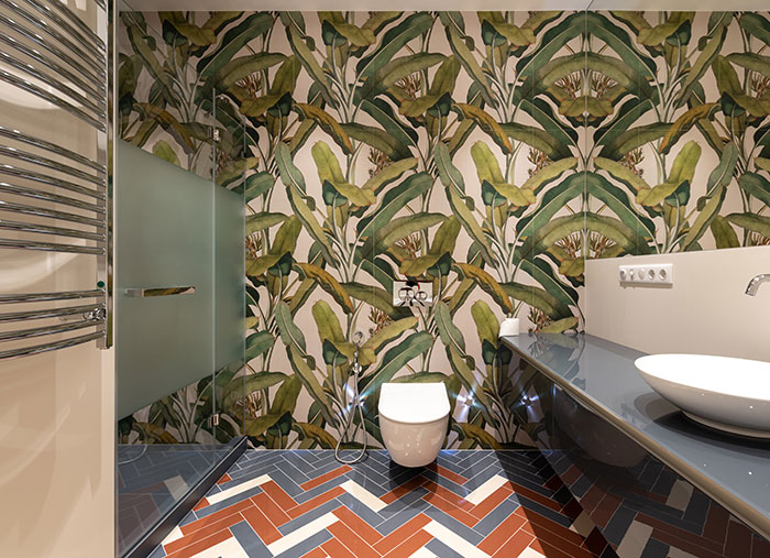 Bathroom tiles with floral elements