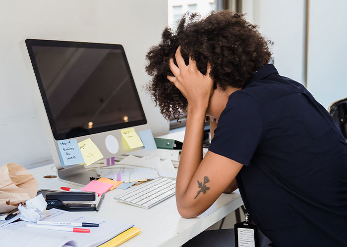 30 Signs Of A Toxic Workplace That Many People Are So Used To, They Don't Recognize Them