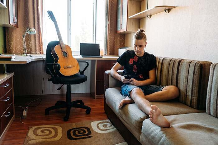 Teen Refuses To Give Up 95% Of His Paycheck As Rent, Parents Are Furious Teen Refuses To Give Up 95% Of His Paycheck As Rent, Parents Are Furious