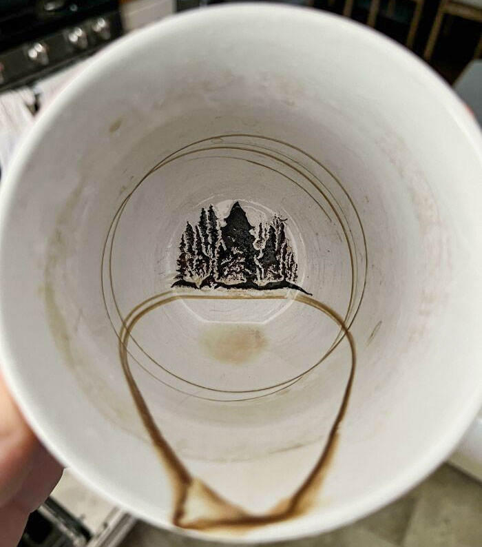 Mi taza de café sucia parece un bosque de pinos