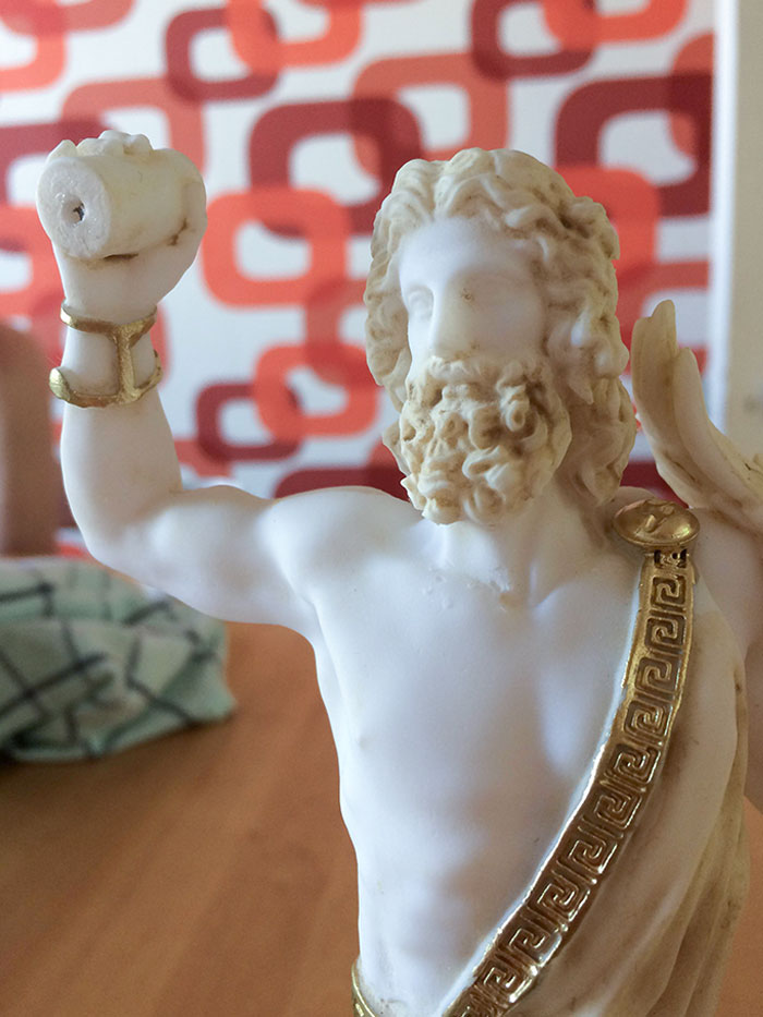 Mi estatua de Zeus se ha roto y ahora parece que le va a arrojar un rollo de papel higiénico a alguien