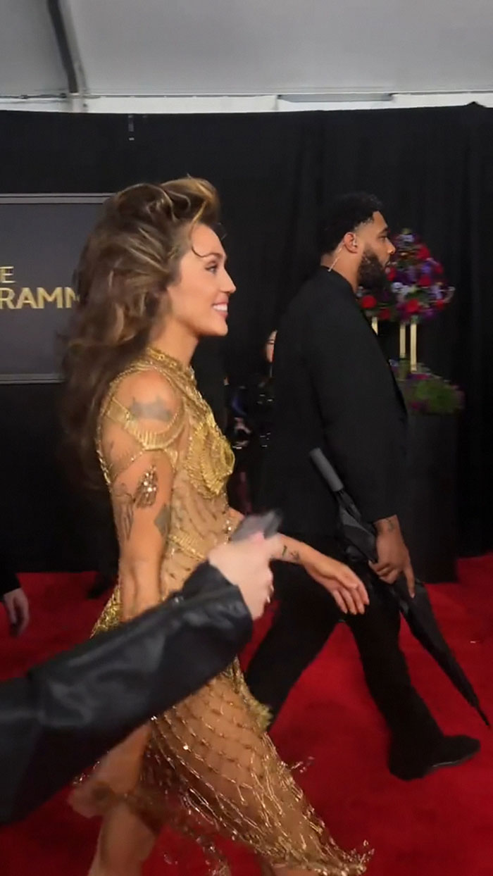 “Pay Close Attention”: Video Of Miley Cyrus’ Bodyguard Sparks Concerns For The Singer’s Safety “Pay Close Attention”: Video Of Miley Cyrus’ Bodyguard Sparks Concerns For The Singer’s Safety