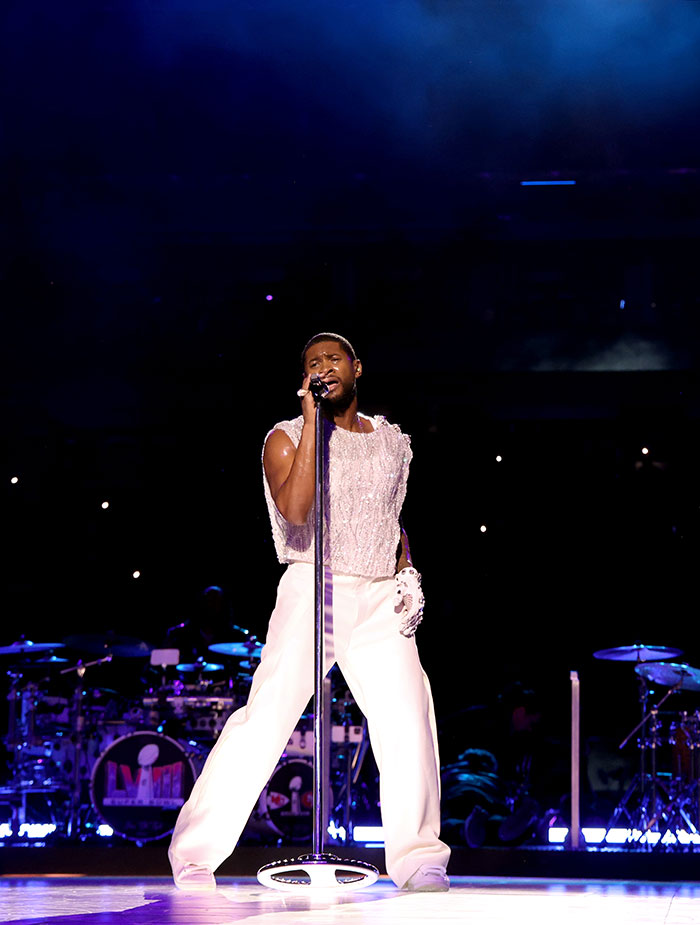 Usher’s Super Bowl Halftime Show Didn’t Exactly Go As Planned, Sparking Hilarious Memes Online Usher’s Super Bowl Halftime Show Didn’t Exactly Go As Planned, Sparking Hilarious Memes Online