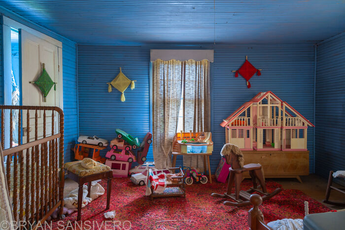 Forgotten Toys: My Photographic Journey Of An Abandoned 1960s House Packed With Childhood Memorabilia Forgotten Toys: My Photographic Journey Of An Abandoned 1960s House Packed With Childhood Memorabilia