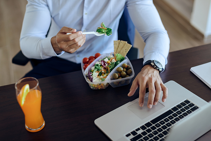 Man Gives Himself Anaphylaxis By Eating A Colleague’s Lunch, Blames Her For Not Labeling It