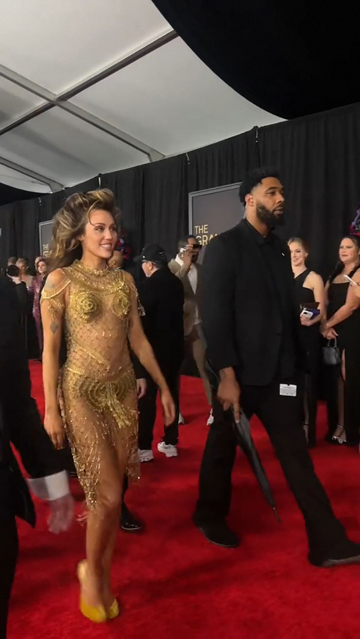 “Pay Close Attention”: Video Of Miley Cyrus’ Bodyguard Sparks Concerns For The Singer’s Safety “Pay Close Attention”: Video Of Miley Cyrus’ Bodyguard Sparks Concerns For The Singer’s Safety