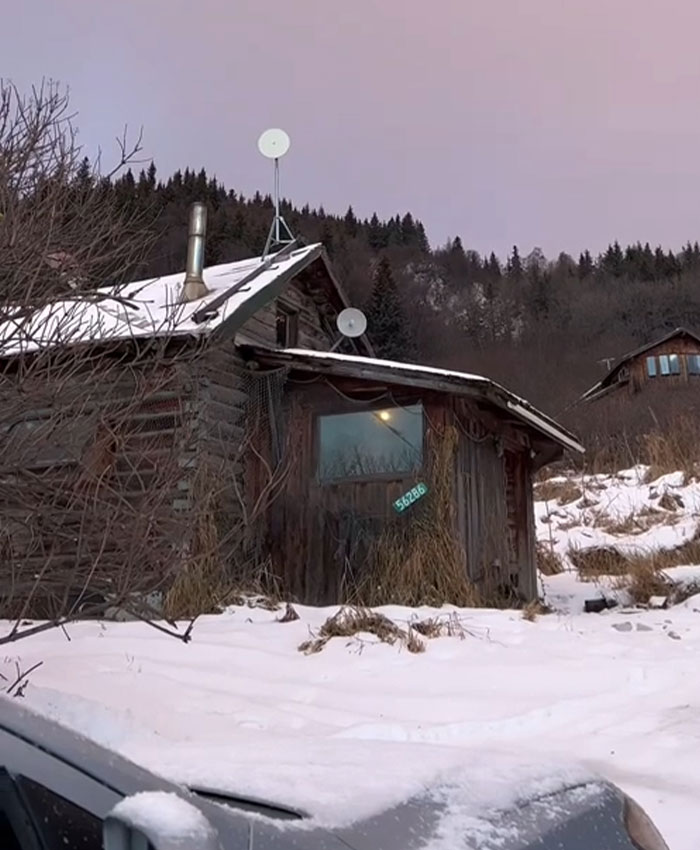 “You Have No Worries”: 19-Year-Old Lives In Remote Cabin She Rents For $275 A Month