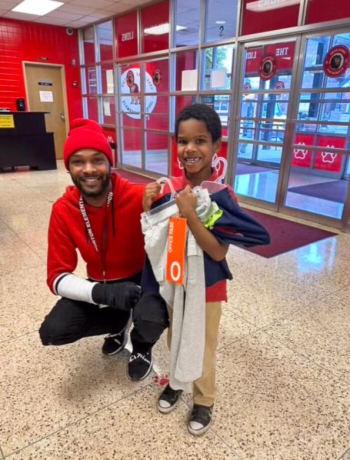 Bus Driver Helps Out A Student Crying Over Being Unprepared For Pajama Day At School Bus Driver Helps Out A Student Crying Over Being Unprepared For Pajama Day At School