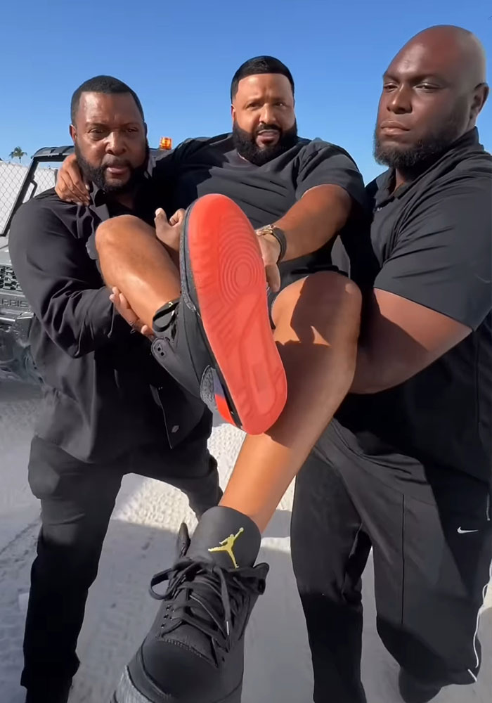 “Get Off Your High Horse”: People React To DJ Khaled’s Shoe-Saving Antics At Miami Food Festival “Get Off Your High Horse”: People React To DJ Khaled’s Shoe-Saving Antics At Miami Food Festival
