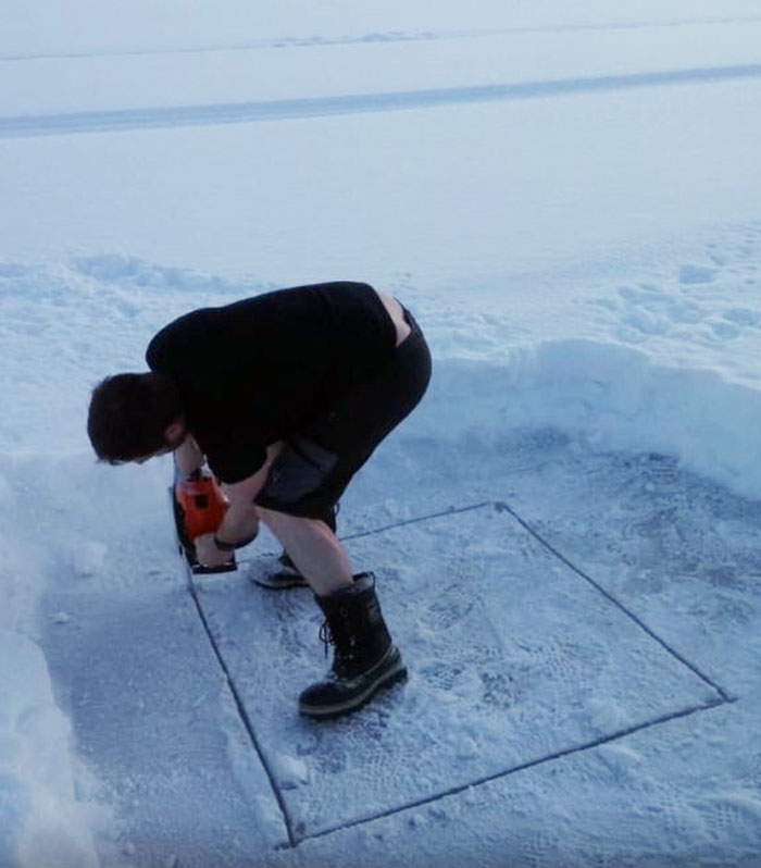 La 1ª visita de mi cuñado a Finlandia, haciendo un agujero en el hielo. Ejemplo de cómo no hacerlo