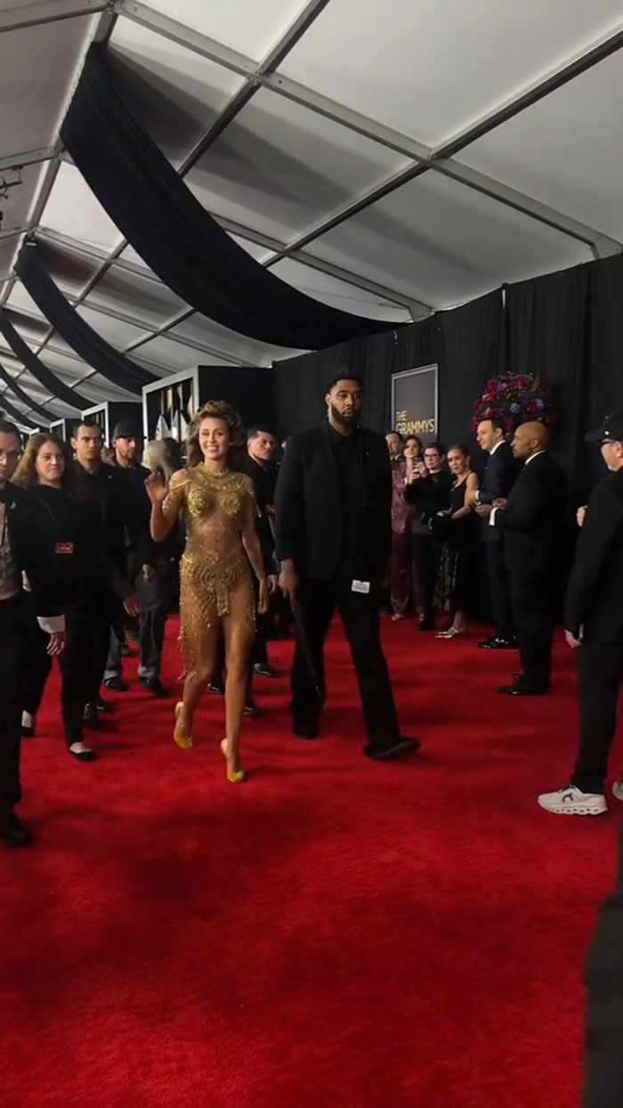 “Pay Close Attention”: Video Of Miley Cyrus’ Bodyguard Sparks Concerns For The Singer’s Safety “Pay Close Attention”: Video Of Miley Cyrus’ Bodyguard Sparks Concerns For The Singer’s Safety