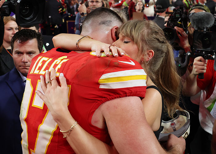 Social Media Is Warning Taylor Swift To “Run” From Travis Kelce After Super Bowl “Red Flag” Social Media Is Warning Taylor Swift To “Run” From Travis Kelce After Super Bowl “Red Flag”