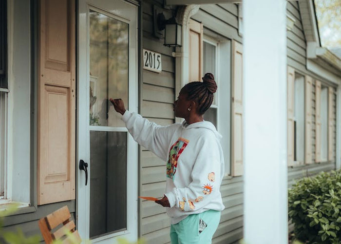 Man Comes Up With A Clever Way To Get Rid Of Jehovah's Witnesses After His Black Cat Comes Up