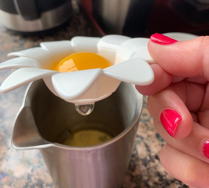 Egg-Straordinary Daisy Separator 