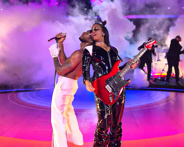 Usher’s Super Bowl Halftime Show Didn’t Exactly Go As Planned, Sparking Hilarious Memes Online Usher’s Super Bowl Halftime Show Didn’t Exactly Go As Planned, Sparking Hilarious Memes Online