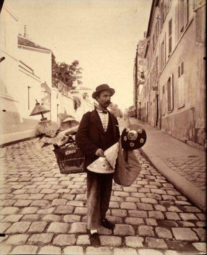 Marchand D’abat-Jour (Lampshade Seller), Rue Lepic, 1900