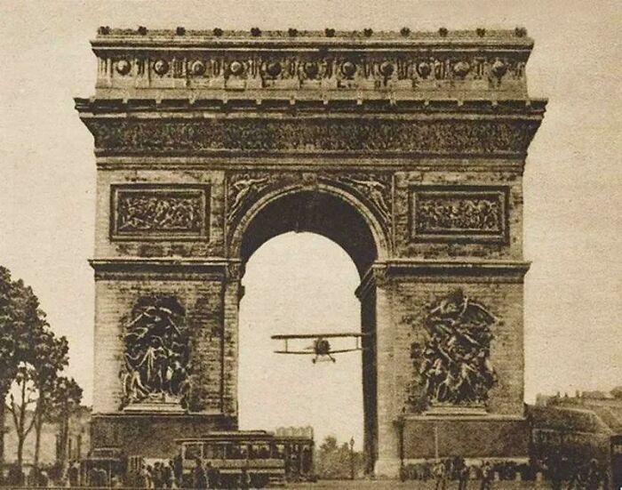Charles Godefroy Flies Through The Arc De Triomphe In Paris. The Height Of The Opening Is 29.42 M, The Width Is 14.62 M. The Wingspan Of The Aircraft Is 9 Meters Wide, 1919