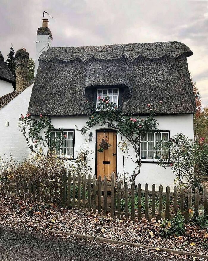 This Adorable Chapelbank Cottage Is Over 400 Years Old And Located In The Small Historic Village Bourn In South Cambridgeshire, England
