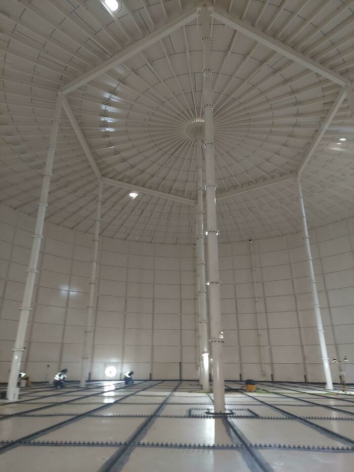  The Inside Of A 3,000,000-Gallon Water Tank