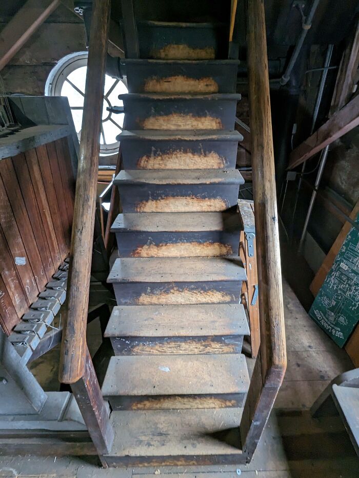 Estas escaleras que llevan al campanario de una iglesia