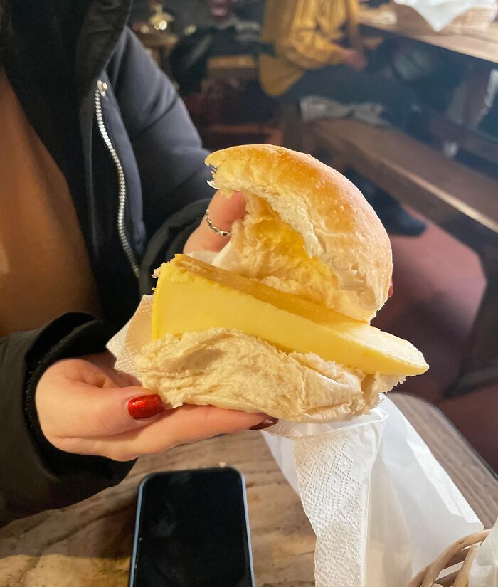 Woman Ordered A Cheddar Roll In A Pub In UK And Was Given A Chonky Cheese