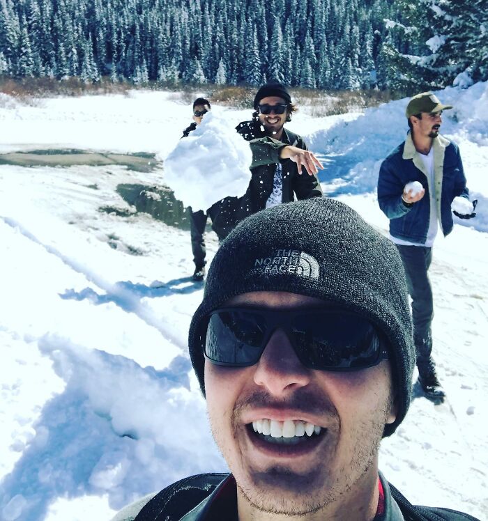 No te hagas selfies durante una pelea con bolas de nieve