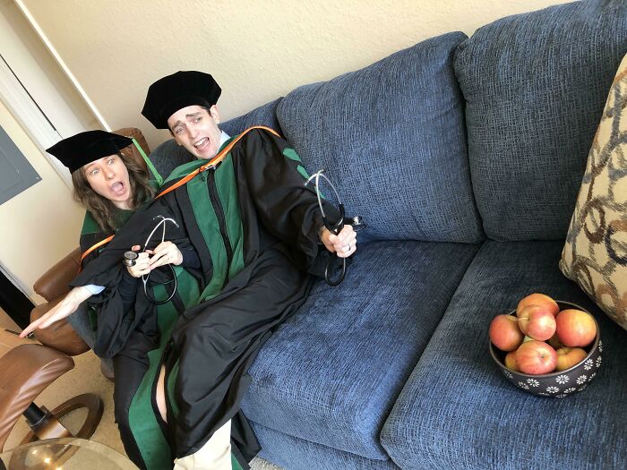 Mi esposa y yo nos hemos graduado en Medicina hoy