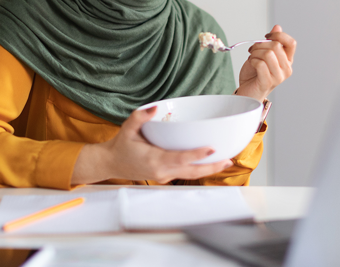 Man Gives Himself Anaphylaxis By Eating A Colleague’s Lunch, Blames Her For Not Labeling It