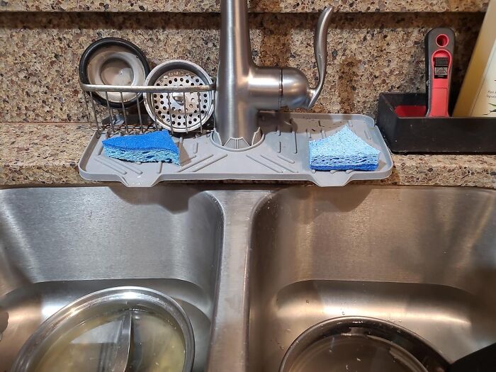 Save Your Sinks From Drips With The Handy Silicone Mat!
