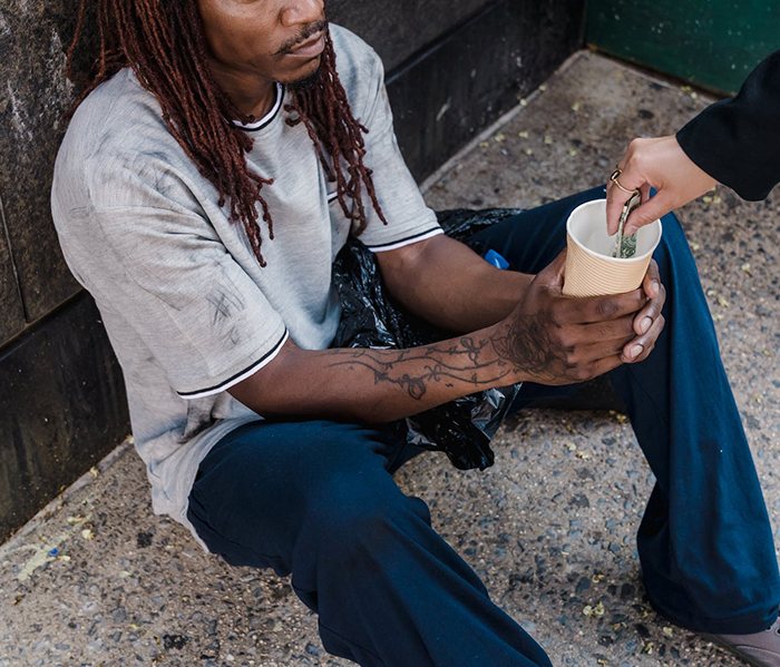 “I Need Police Here”: Karen Throws A Fit Over Homeless Man Buying Food, Gets Taught A Lesson “I Need Police Here”: Karen Throws A Fit Over Homeless Man Buying Food, Gets Taught A Lesson