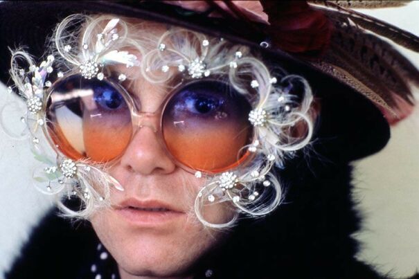 Elton-in-feathered-glasses-1974-65c7a440a10e6.jpg