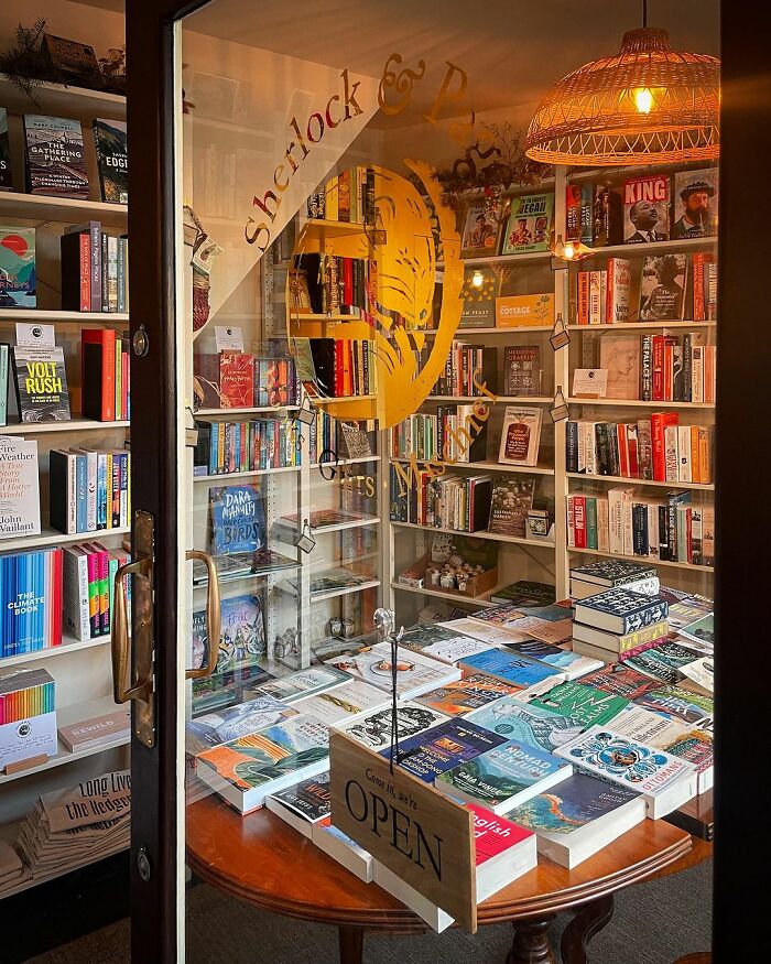 Bookstore Owners Ask Internet For Help And Receive Overwhelming Support