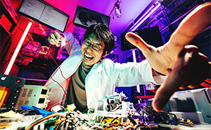 Here’s A Unique Gadget Created By This Guy to Protect Heads While Using Phones in Bed