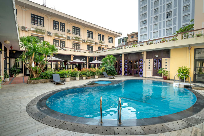 Entitled Hotel Guest Calls Concierge A “Little Girl” When She Doesn’t Do His Bidding, Regrets It Entitled Hotel Guest Calls Concierge A “Little Girl” When She Doesn’t Do His Bidding, Regrets It