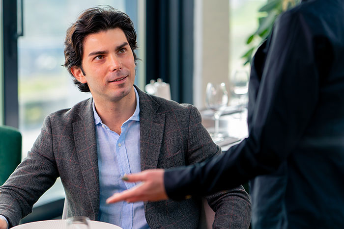 Man Puts Entitled Couple In Their Place, Resumes Enjoying His Chicken Wings Man Puts Entitled Couple In Their Place, Resumes Enjoying His Chicken Wings