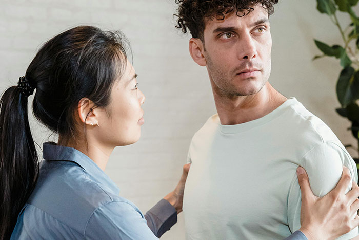 Man Puts Entitled Couple In Their Place, Resumes Enjoying His Chicken Wings 