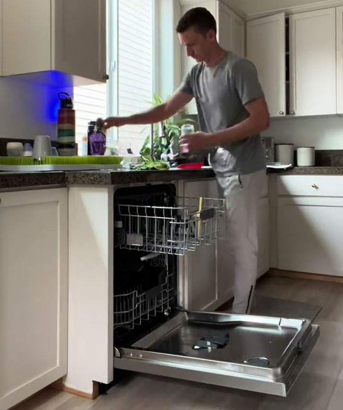 "110% Of That Is Because Of My Wife": Dad Takes PTO Over Kid's Birth, Gets Overwhelmed With Chores "110% Of That Is Because Of My Wife": Dad Takes PTO Over Kid's Birth, Gets Overwhelmed With Chores