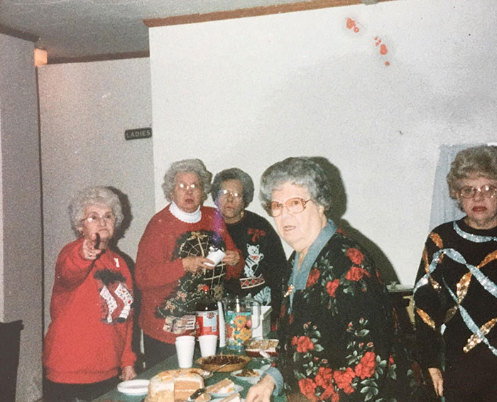 Esta foto antigua de mi bisabuela (la de la izquierda) parece que el cámara se haya colado en una asamblea secreta de abuelas