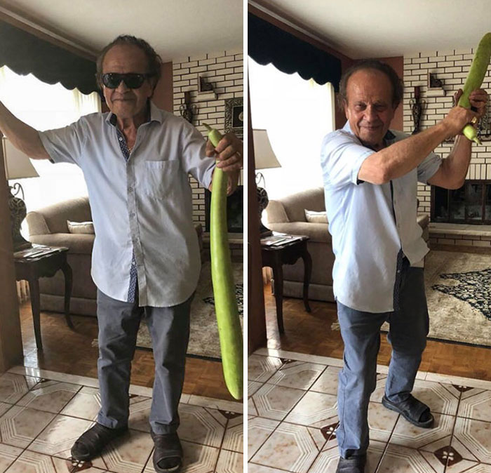 Mi abuelo posando orgulloso con el calabacín larguísimo que ha cultivado