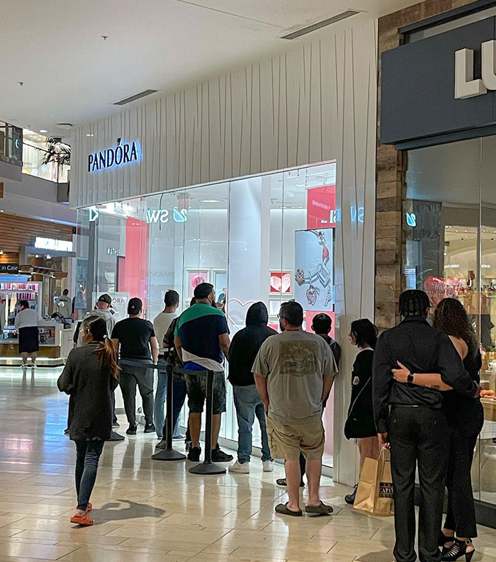 This Was In The Mall At 7 PM On Valentine’s Day. A Line Outside Pandora For The Last-Minute “Oh No, I Forgot Valentine’s” Gift. Guys And Girls, Don’t Let This Be You