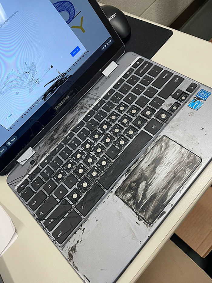 A una estudiante se le derramó pintauñas en el portátil. Su madre intentó limpiarlo y se cargó las teclas