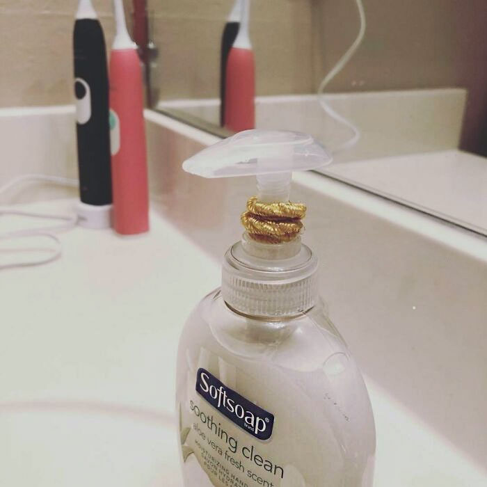 Si tus hijos desperdician mucho jabón, pon una goma del pelo en el dispensador