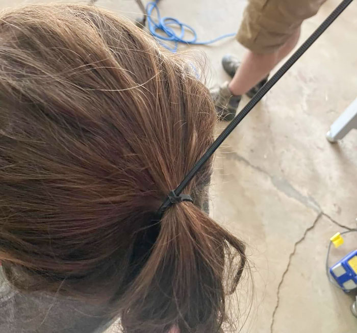 Mi hija quería trabajar con su papá en el garaje, pero se manchaba el pelo todo el rato