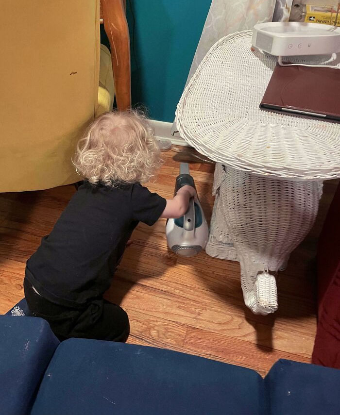 Compra una aspiradora de mano a tu hijo. Se pasa horas entretenido y encima te limpia la casa